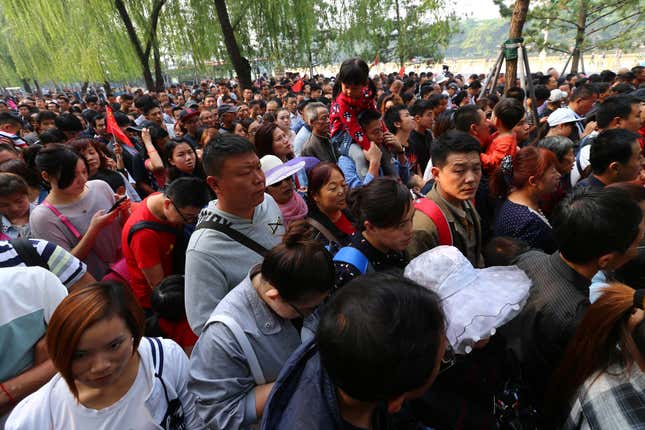Visitors queue to enter Tiananmen Square during National Day celebrations in Beijing on Oct.1,2016