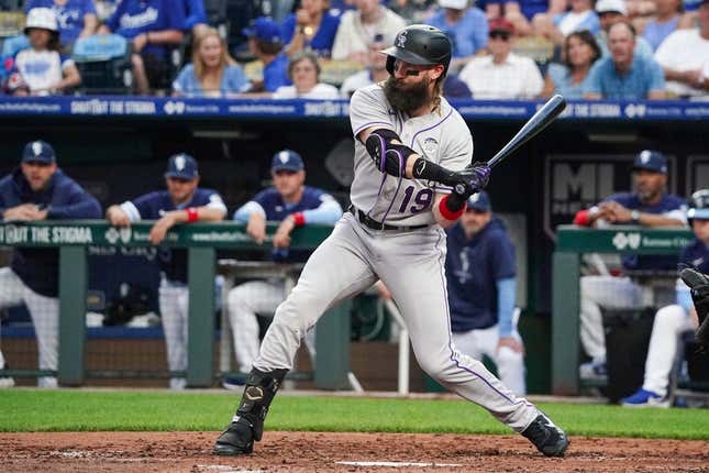 2. Juni 2023;  Kansas City, Missouri, USA;  Der designierte Hitter der Colorado Rockies, Charlie Blackmon (19), schlägt während des Spiels im Kauffman Stadium gegen die Kansas City Royals.