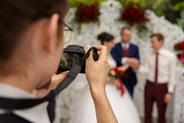 Una mujer exige el reembolso de las fotos de boda tras divorciarse