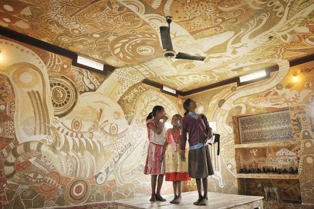 Image for article titled Japanese artists create stunning mud paintings on this Indian school’s walls—then wipe them off