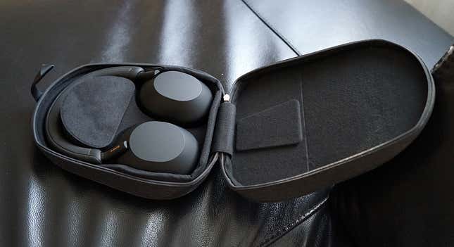 Imagen para el artículo titulado Sony ha vuelto a hacer los mejores auriculares inalámbricos con cancelación de ruido que puedes comprar