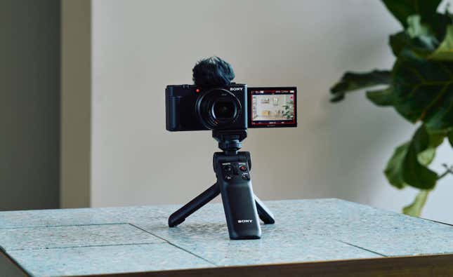 La nueva cámara Sony ZV-1 II junto a su control remoto y trípode