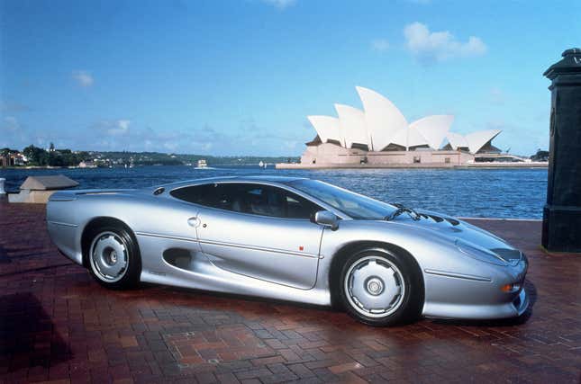 シルバーのジャガー XJ220 のフロントクォーターの画像。