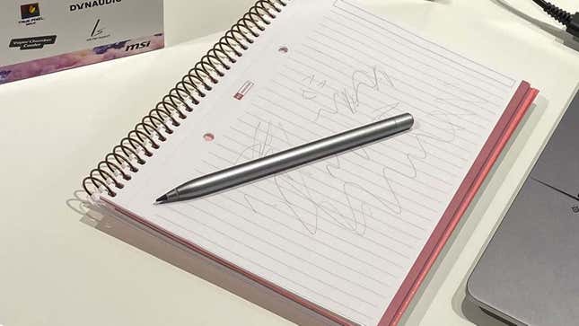 Imagen para el artículo titulado Este lápiz táctil tiene una punta de grafito que también escribe en papel