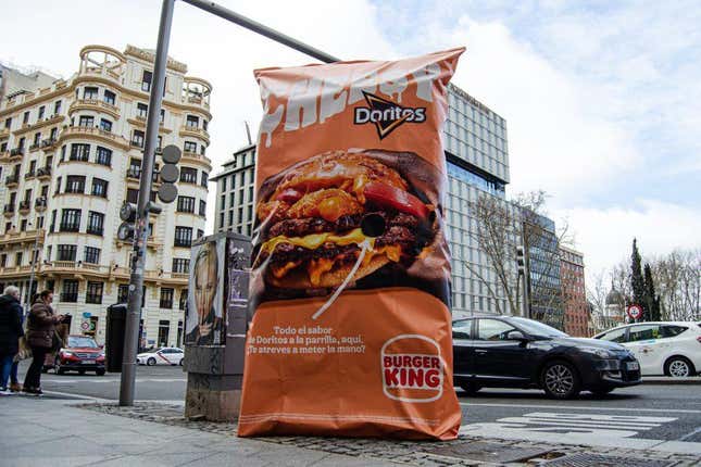 Burger King instala bolsas de doritos gigantes con sorpresas en su interior en las calles de Madrid y Barcelona