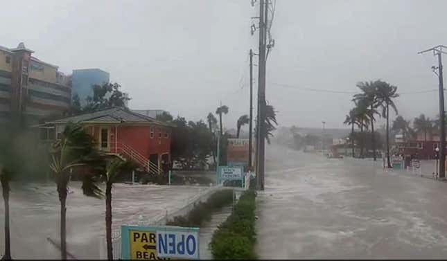 Imagen para el artículo titulado Time-lapse del “antes y después” tras el devastador paso del huracán Ian en una calle de Florida