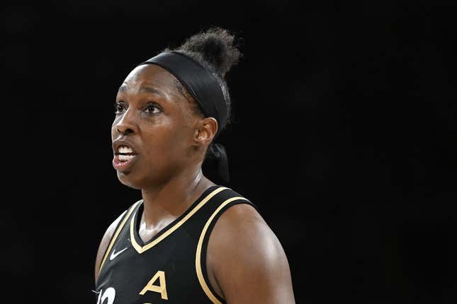 15. August 2023;  Las Vegas, Nevada, USA;  Las Vegas Aces bewachen Chelsea Gray (12) im zweiten Viertel des Spiels gegen die New York Liberty in der Michelob Ultra Arena.