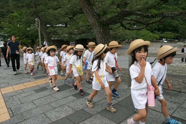 Imagen para el artículo titulado Por qué los niños en Japón caminan de forma diferente, según la ciencia