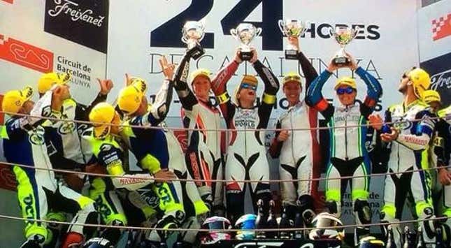 Paris merayakan dengan timnya setelah kemenangan balapan 24 jam untuk kelas 600 di Catalunya.
