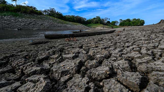 Una foto del lecho seco de un lago cerca de la Ciudad de Panamá.
