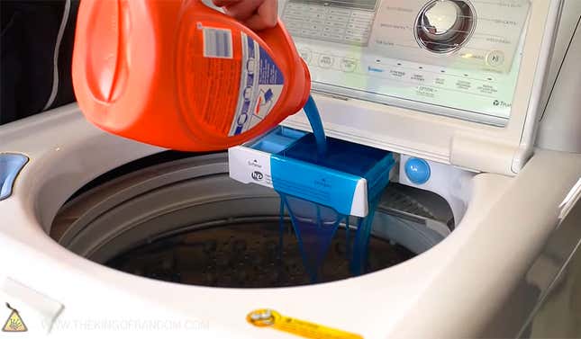 Imagen para el artículo titulado ¿Qué pasa si echas toda la botella de detergente en la lavadora? Estos youtubers han hecho la prueba