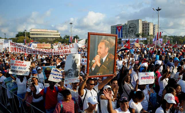 Un cartel con una imagen del difunto líder cubano Fidel Castro se ve en medio de la multitud durante el mitin del Primero de Mayo en la Plaza de la Revolución en La Habana el 1 de mayo de 2018.