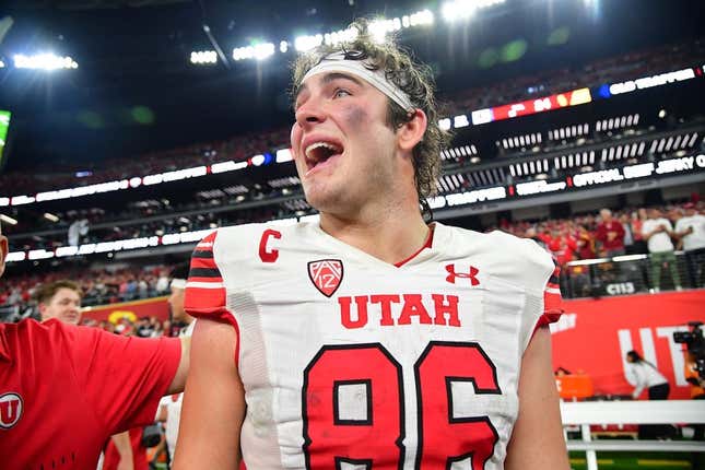 Dec 2, 2022; Las Vegas, NV, USA; Utah Utes tight end Dalton Kincaid (86) celebrates the victory against the Southern California Trojans in the PAC-12 Football Championship at Allegiant Stadium.