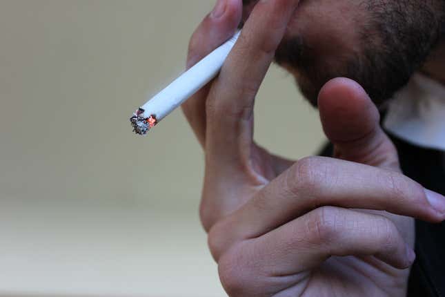 Imagen para el artículo titulado Cómo tratar a un pasajero que fuma en una zona para no fumadores, cuando se podía fumar en los aviones