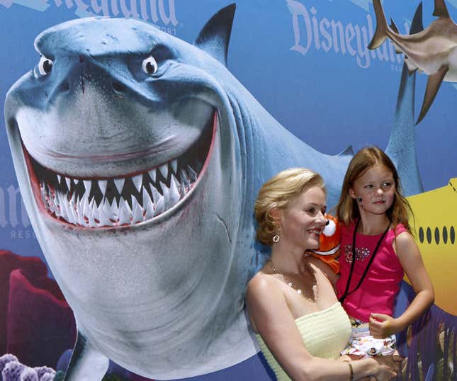 Actress Penelope Ann Miller and her daughter Eloisa pose as celebrities and their kids arrive for a preview of the new "Finding Nemo Submarine Voyage" attraction at Disneyland in Anaheim, California, June 10, 2007. REUTERS/Mark Avery