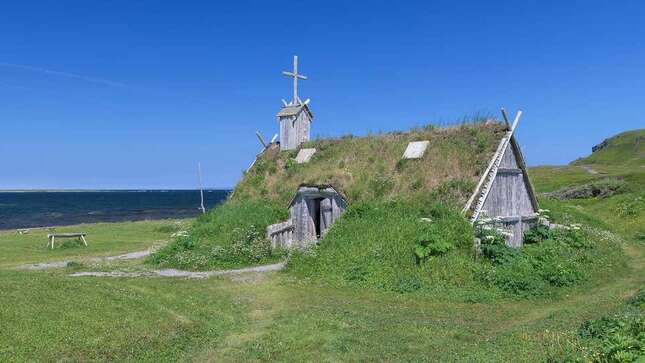Edificio reconstruido de la época vikinga junto al sitio de L’Anse aux Meadows