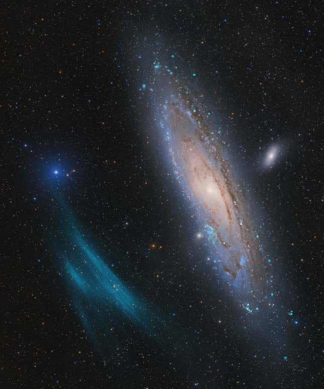 La imagen ganadora general, que representa un arco de plasma junto a la galaxia de Andrómeda.
