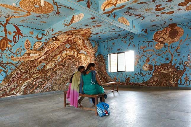 Image for article titled Japanese artists create stunning mud paintings on this Indian school’s walls—then wipe them off