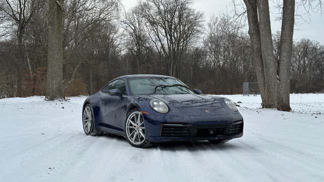 Metalen lijn Rijd weg Groene achtergrond 2023 Porsche 911 Carrera Is an Excellent Winter Sports Car