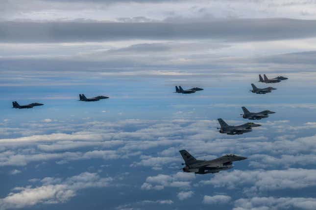 La República de Corea y los Estados Unidos realizan un vuelo de escuadrón de ataque combinado y bombardeos de precisión el 4 de octubre de 2022 en el campo de tiro de Jikdo.