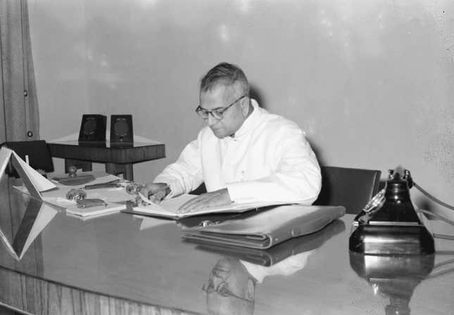 Krishnamachari with his budget for 1957-58 before presenting it in Parliament on May 15, 1957.