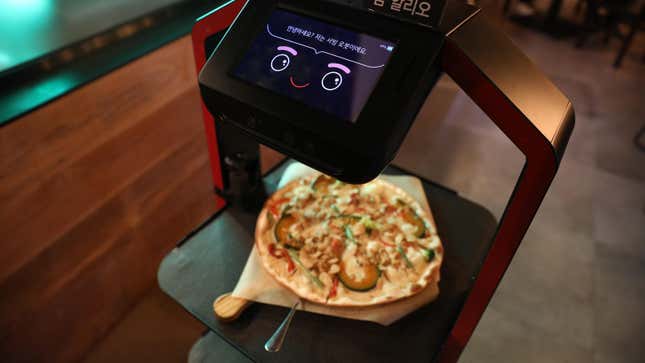 Robot serving pizza