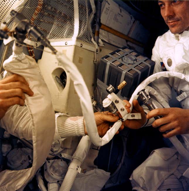 Los astronautas John L. Swigert y Jim Lowell trabajando en el “buzón” improvisado.
