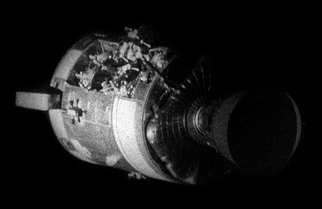 Imagen del módulo de servicio una vez se separó del módulo lunar. Se puede apreciar el daño en el lateral causado por la explosión del tanque de oxígeno.