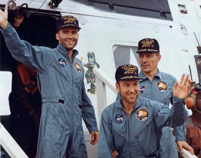 Los astronautas Fred W. Haise, James A. Lovell y John L. “Jack” Swigert, en su regreso sanos y salvos a la Tierra.
