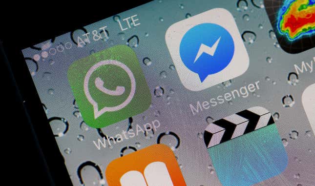 Imagen del icono de aplicación de Whatsapp y el de Messenger en la pantalla de un iPhone.
