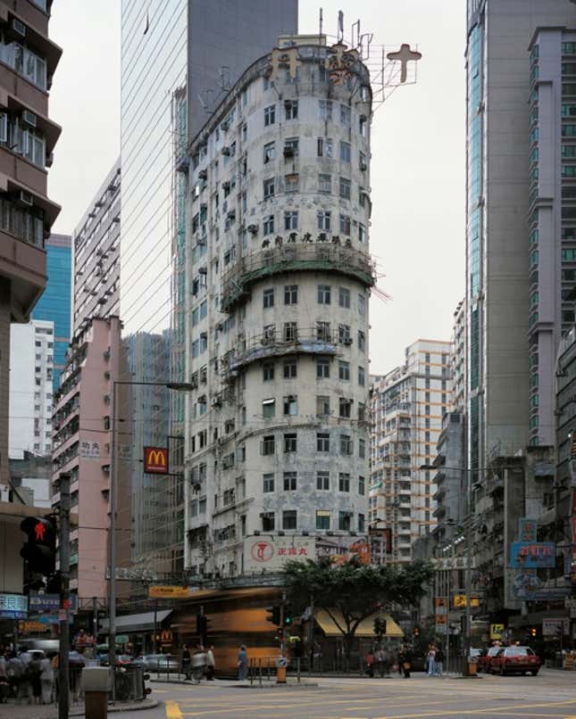 Michael Wolf, Corner House #32, Hong Kong, 2009. Blue Lotus Gallery.