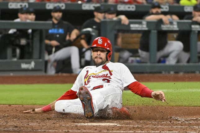 18. Juli 2023;  St. Louis, Missouri, USA;  Der Mittelfeldspieler der St. Louis Cardinals, Dylan Carlson (3), punktet im siebten Inning im Busch Stadium gegen die Miami Marlins.