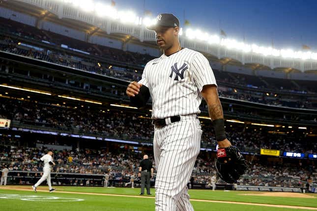 8 Mayıs 2023;  Bronx, New York, ABD;  New York Yankees sol saha oyuncusu Aaron Hicks (31), Yankee Stadyumu'nda Oakland Athletics'e karşı beşinci vuruşun zirvesinden sonra sahadan çıkıyor.