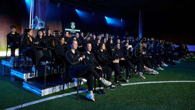 Una foto de los posibles jugadores de la Queens League en el Cupra Arena.