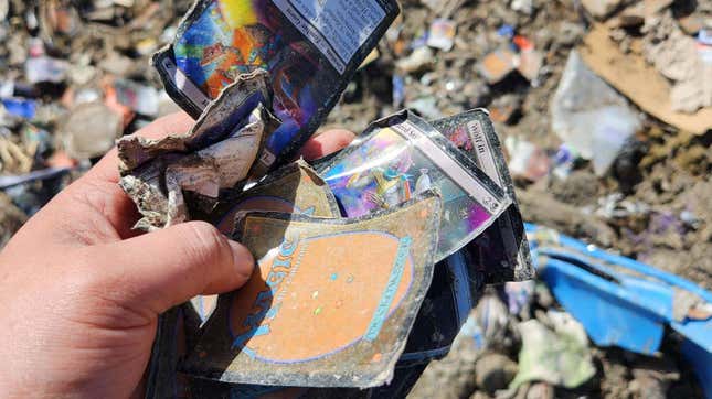Cajas repletas de cartas Magic tiradas a un vertedero