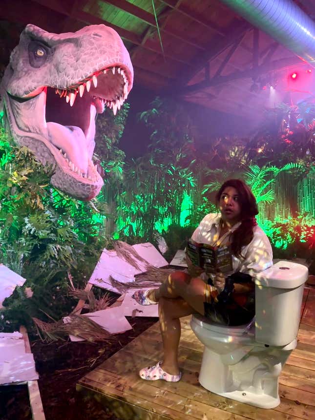 Image for article titled Behold The Throne of Photo Ops at the Jurassic Park SDCC Experience