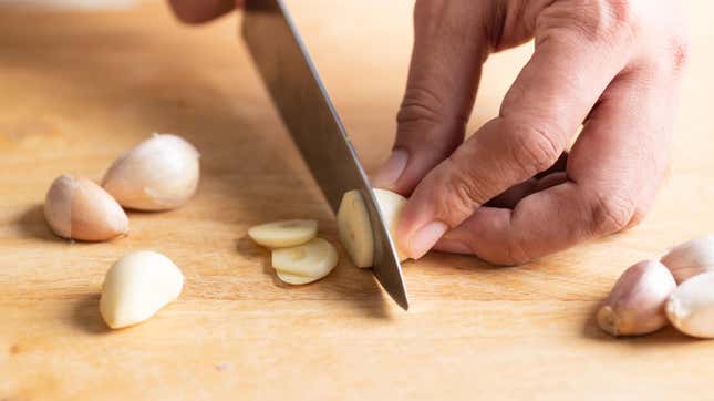 Image for article titled How to Get the Smell of Garlic Out of Your Wooden Cutting Board