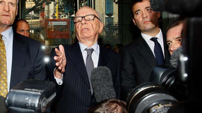 Ortadaki Rupert Murdoch, 15 Temmuz 2011 Cuma günü Londra'da öldürülen liseli kız Milly Dowler'ın ebeveynleri ve kız kardeşiyle yaptığı toplantının ardından medyaya konuşmaya çalıştı. 