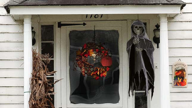 Image for article titled Homeowners’ Association Serves Notice To House With Too Few Plastic Skeletons Dangling From Roof
