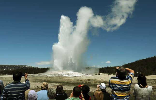 Imagen para el artículo titulado Revelan por primera vez los canales ocultos que alimentan las aguas termales de Yellowstone