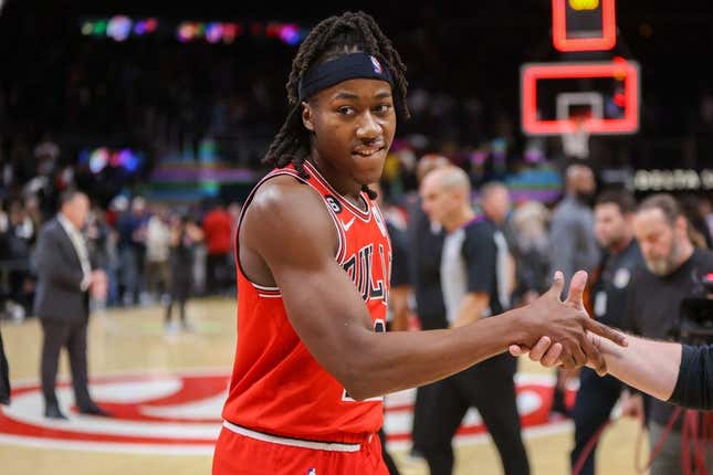 21. Dez. 2022;  Atlanta, Georgia, USA;  Der Wachmann der Chicago Bulls, Ayo Dosunmu (12), feiert nach einem spielentscheidenden Korb gegen die Atlanta Hawks in der State Farm Arena.