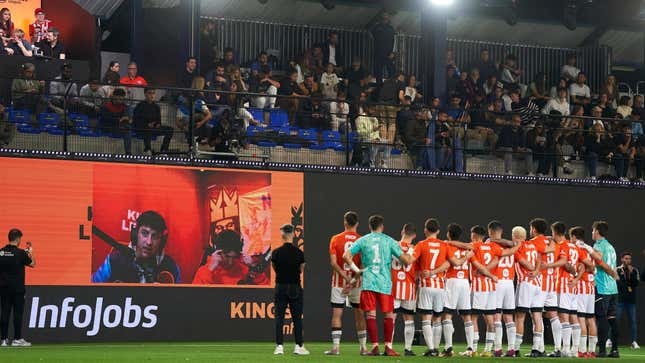 Kings League players listen to their presidents, streamers xBuyer and miniBuyer, at Cupra Arena.