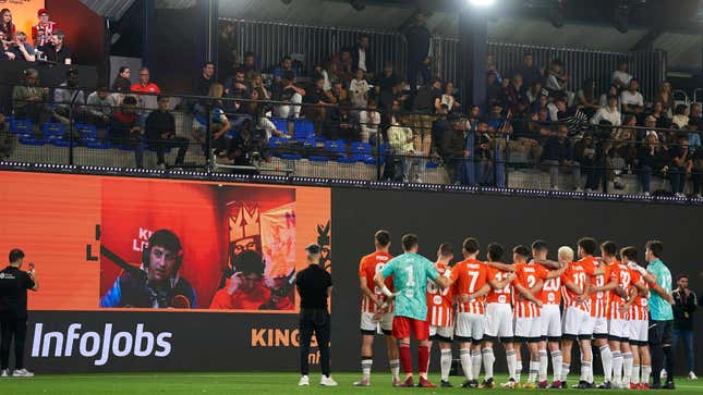 Los jugadores de la Kings League escuchan a sus presidentes, los streamers xBuyer y miniBuyer, en el Cupra Arena.