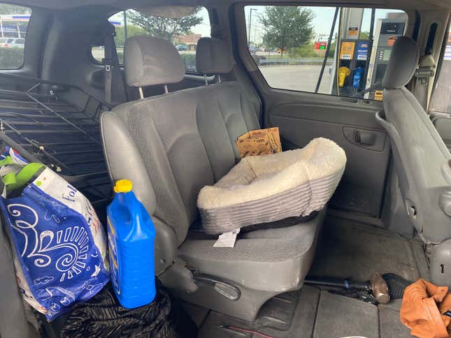 Image for article titled I Bought A $900 Rustbucket Minivan And Took It On A 1,500-Mile Adventure