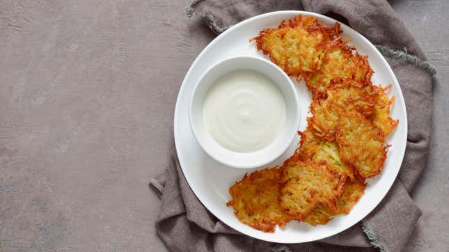 标题为“为什么你应该用土豆而不是其他东西做Latkes”的文章图片