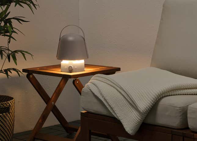 Imagen para el artículo titulado El nuevo altavoz portátil de Ikea es una lámpara de jardín a prueba de agua