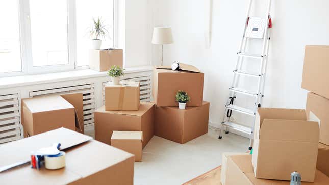 Image for article titled How to Declutter Your Home When Downsizing