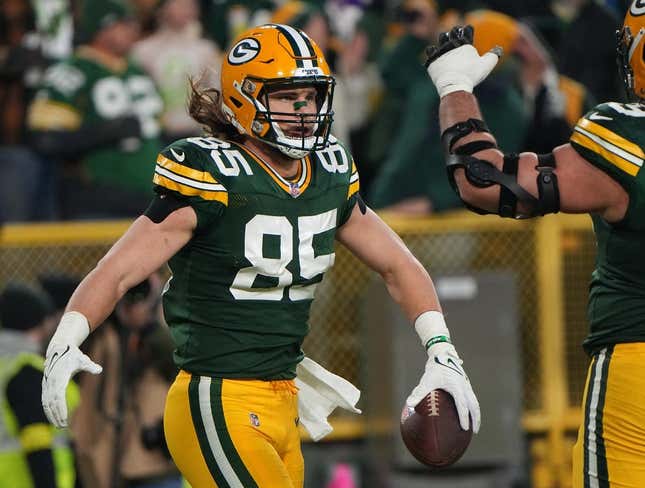 Jan 1, 2023; Green Bay, Wisconsin, USA; Green Bay Packers tight end Robert Tonyan (85) celebrates a touchdown reception during the third quarter of their game against the Minnesota Vikings at Lambeau Field.