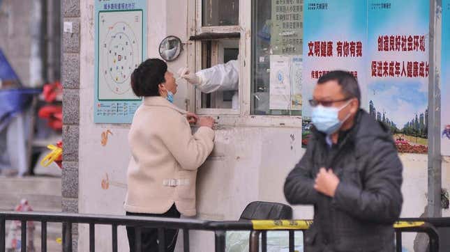 Imagen para el artículo titulado Una ciudad china ofrece 1.500 dólares a los residentes que reporten una prueba positiva de Covid-19