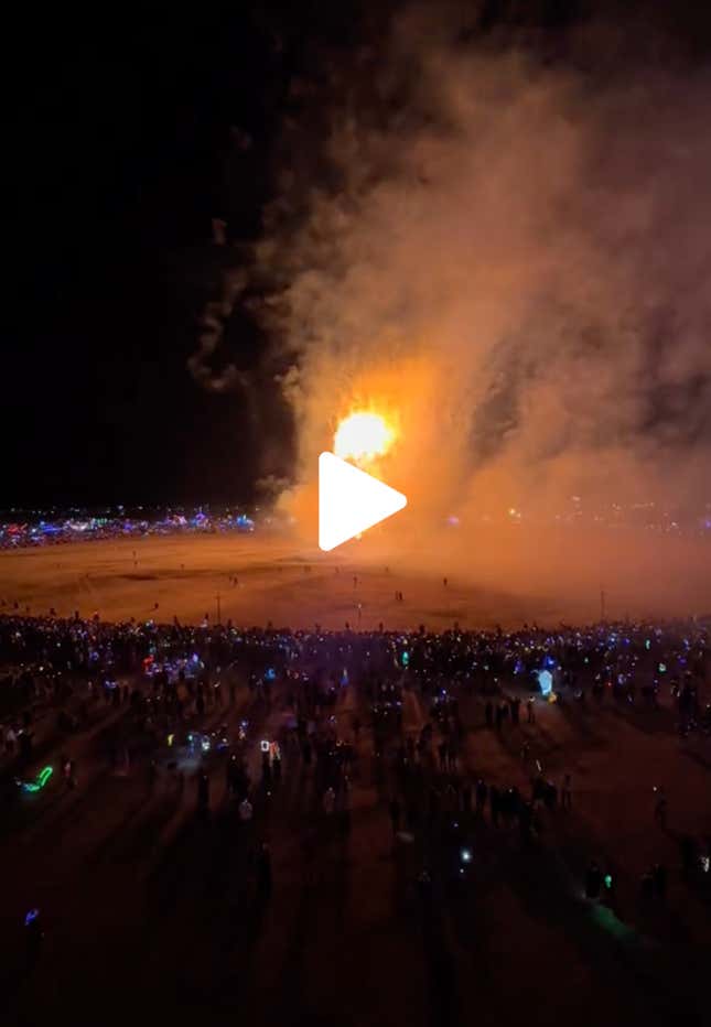 بدأت الاحتفالات في النهاية في Burning Man.